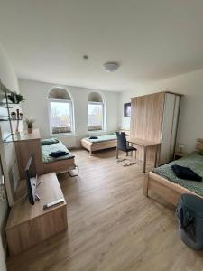 a large room with two beds and a desk at Business Unterkunft Balje 567 - Monteur- & Ferienwohnung mit 7 Einzelbetten in Balje