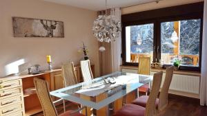 a dining room with a blue table and chairs at Moderne Komfortwohnung im Kurort am Rennsteig in Finsterbergen