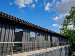 a building with windows on the side of it at Studio 01 JD Paulistano in Ribeirão Preto