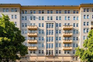 a building with balconies on the side of it at Zwei Charmante Privatzimmer mit Wohnbereich in zentraler Berliner Wohnung in Berlin