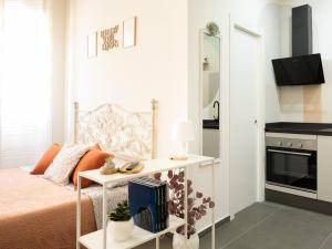 a small bedroom with a bed and a table at La Chicca Appartamento Superior Fucecchio in Fucecchio