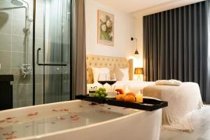 a hotel room with a bath tub and a bed at HC Homestay Ocean Park 23 in Cửu Cảo