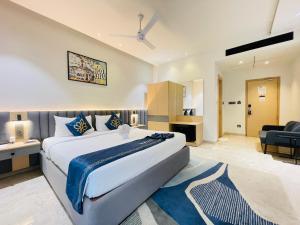 ein Schlafzimmer mit einem großen Bett und ein Wohnzimmer in der Unterkunft Hotel Kyzen - Hitec city, Hyderabad in Hyderabad