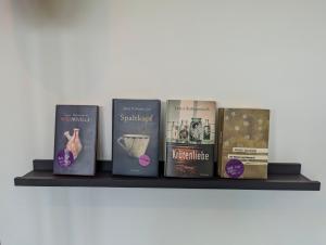 a row of books sitting on a shelf at artlodge TinyHouses in Treffen