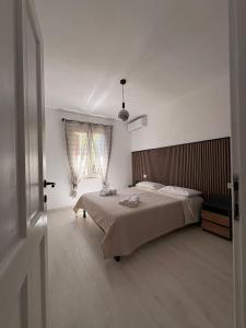 a bedroom with a bed and a window at House Mia in Cala Liberotto