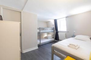 a small bedroom with a bed and a window at Le Duplex des Ducs in Dijon