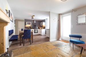 a kitchen and dining room with a table and chairs at Le Duplex des Ducs in Dijon