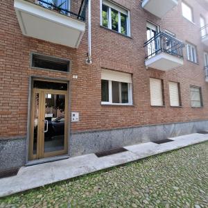 a brick building with a door and a balcony at Quasi in Cattedrale, nel cuore storico di Asti in Asti