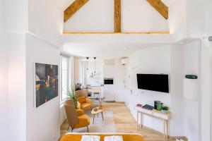 a white room with a bed and a living room at Le Relax SPA in Dijon
