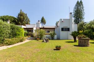 a house with a yard in front of it at Villa Terry in Marongiu