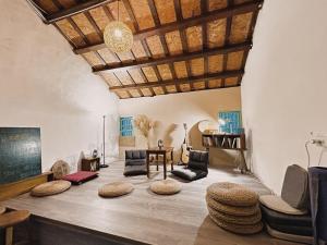 a living room with a wooden ceiling and chairs and a table at 楊桃墅民宿 in Chishang