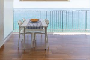 a table and chairs with a bowl on top of it at Pis Embaixador - 1a línea de mar in Platja d'Aro