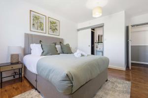 a bedroom with a large bed in a room at The Forest- Elderwood in Cambridge