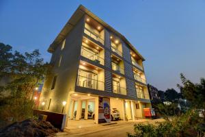 ein großes Gebäude mit vielen Fenstern in der Unterkunft Holiday Plus in Panchgani + 66 Fotos