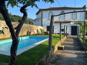 an external view of the house and the swimming pool at Quinta das Penas Cerveira - piscina privada in Vila Nova de Cerveira