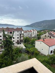 a view of a city with buildings and a body of water at Apartmani Coka in Sušćepan