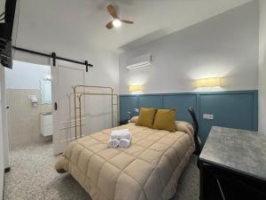 a bedroom with a bed with two towels on it at Casita Machado in Úbeda