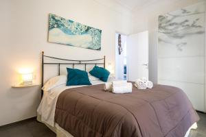a bedroom with a large bed with towels on it at Casa Leucosia in Capri