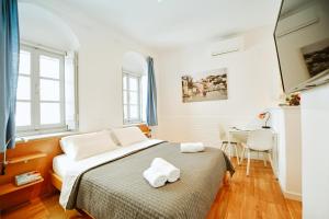a bedroom with a bed with two towels on it at Hydra's Ruby in Hydra
