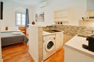 a kitchen with a washer and dryer in a room at Hydra's Ruby in Hydra