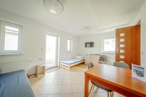a living room with a table and a couch at Stara Piekarnia - Jagiellońska in Olsztyn