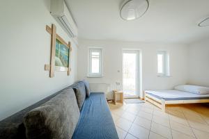 a living room with a couch and a bed at Stara Piekarnia - Jagiellońska in Olsztyn