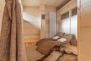 a sauna with a bench in a wooden cabin at Chalet & SPA Privata - Baita al Frassino, Ospitar in Vignola