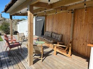 a patio with a couch and a table and chairs at Le Breizh Break Lounge in Roscoff