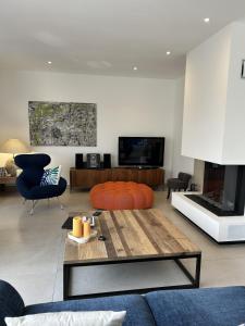 a living room with a couch and a table at Le Breizh Break Lounge in Roscoff