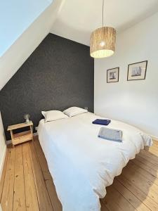 a bedroom with a large white bed with a wall at Le Breizh Break Lounge in Roscoff +26 photos