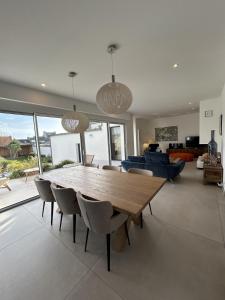 a living room with a wooden table and chairs at Le Breizh Break Lounge in Roscoff