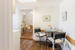 a dining room with white walls and a table and chairs at Ferienwohnung im ehem Rittergut in Wurzbach