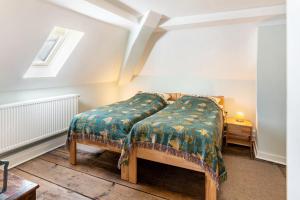 a bedroom with two beds and a window at Ferienwohnung im ehem Rittergut in Wurzbach
