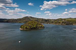 a small island in the middle of a lake at Gródek & Ogródek in Gródek Nad Dunajcem