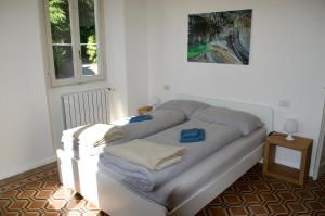 a bed with towels on it in a room at Casa Corten, Vista Lago in Cerro Lago Maggiore