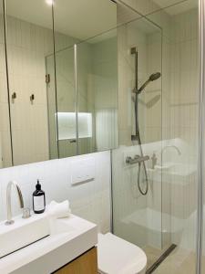 ein Badezimmer mit Glasdusche und Waschbecken in der Unterkunft Casa Maja in Vis + 12 Fotos