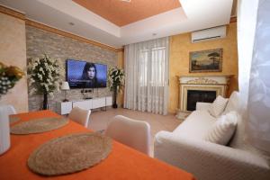 a living room with a couch and a tv at Raggio di sole in Catania