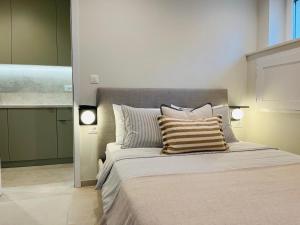 ein Schlafzimmer mit einem Bett, auf dem zwei Lampen stehen in der Unterkunft Casa Maja in Vis