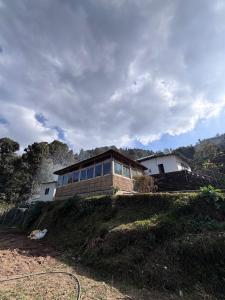 ein Haus, das auf einem Hügel thront in der Unterkunft Escape Pod Himalayan Campsite in Bhīm Tāl + 30 Fotos