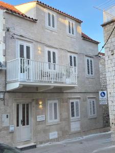 ein Gebäude mit einem Balkon an der Seite in der Unterkunft Casa Maja in Vis