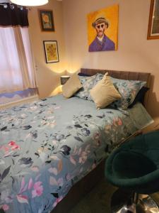 a bedroom with a bed with a blue comforter at Siobhan's abode 3 Deluxe doubles and 1 king size NO PETS in Swindon