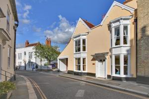 a street in a small town with buildings at Finest Retreats - Josua, Maldon in Maldon