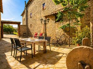 a table and chairs in a courtyard of a building at Casa rural La Masadría in Mondot
