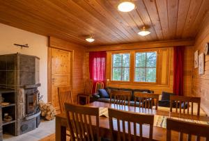 ein Esszimmer mit Tisch und Kamin in der Unterkunft Metsäkoti in Saariselkä