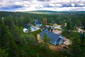 eine Luftaufnahme eines Hauses im Wald in der Unterkunft Metsäkoti in Saariselkä