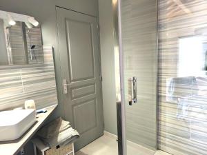 a bathroom with a shower with a glass door at Chambre indépendante, sdb privée in Saulcet