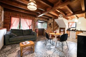 a living room with a couch and a table at La Cabaña de La Nina in Beceña