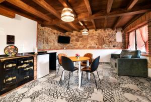 a kitchen and living room with a table and chairs at La Cabaña de La Nina in Beceña