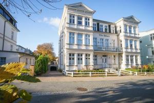 a large white building on a city street at Villa Ahlbeck Haus 1 in Ahlbeck