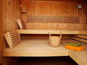 a sauna with two chairs and a basket in it at Villa Ahlbeck Haus 1 in Ahlbeck